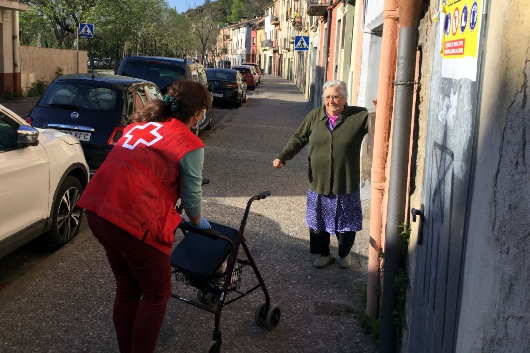Una voluntària de la Creu Roja de Girona durant el programa d'acompanyament a persones grans