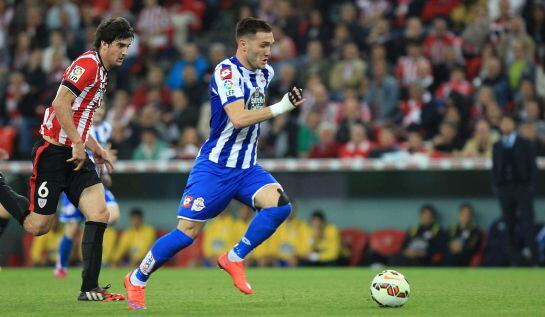El jugador del Deportivo de La Coruña Lucas Pérez escapa de San José