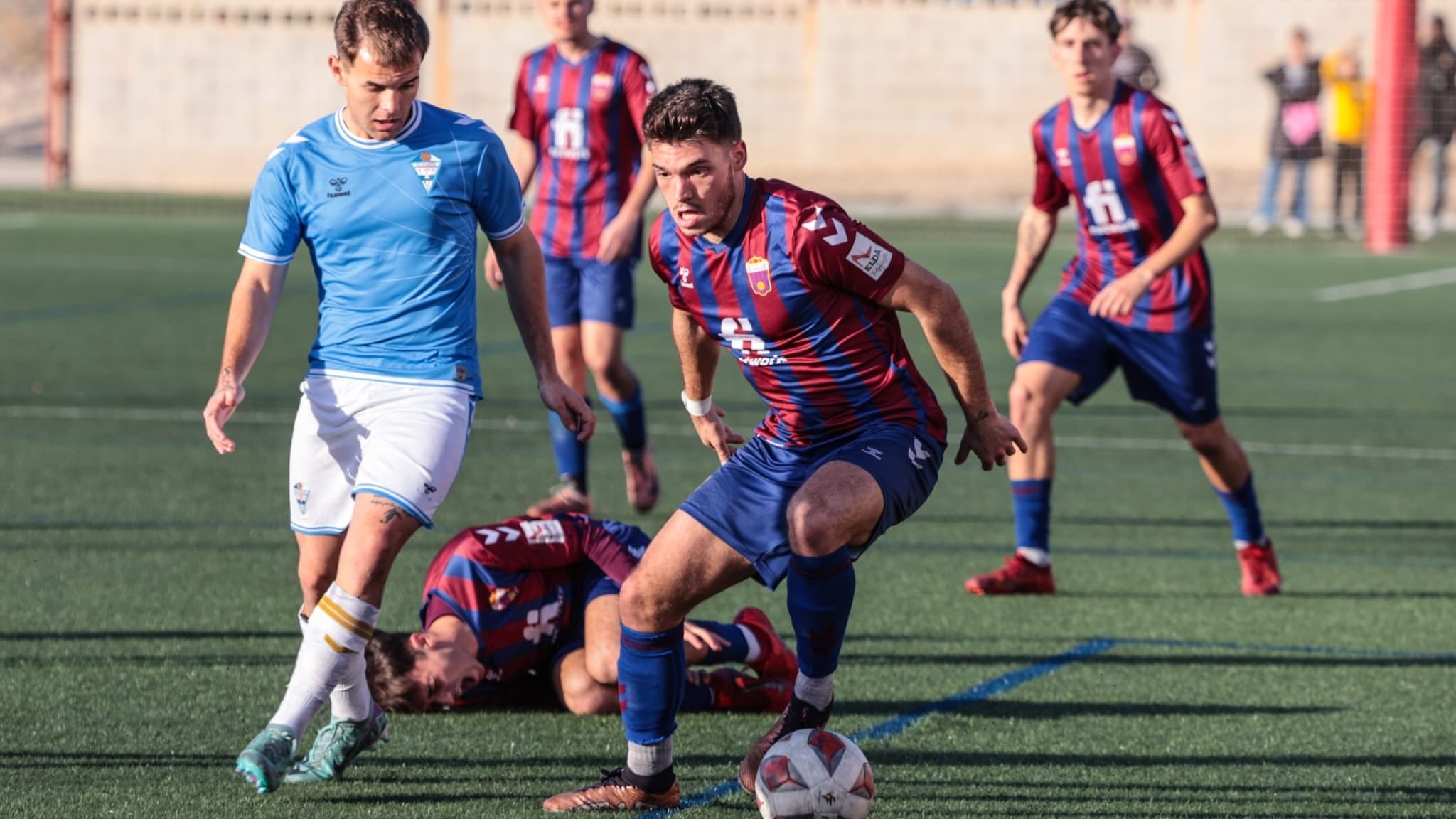 Cristian García controla el balón