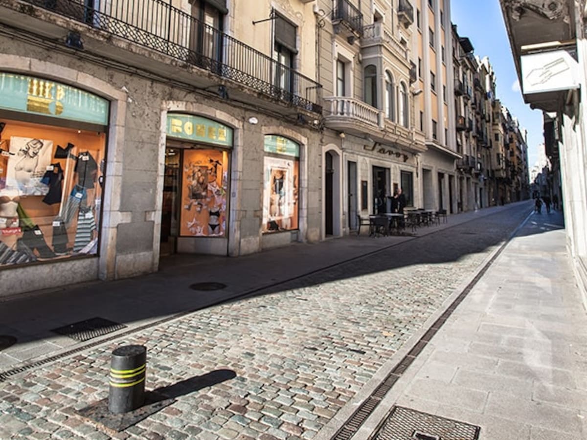 Girona es prepara per limitar nous negocis de manicura, supermercat 24 hores i locals de xixa