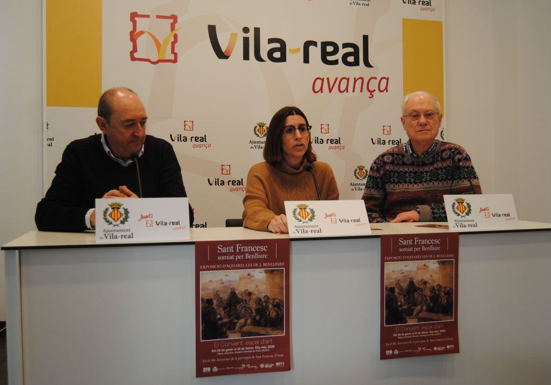 La concejala de Tradiciones, Noelia Samblás, y los representantes de la parroquia, Enric Reverter y el padre Francesc Costa.