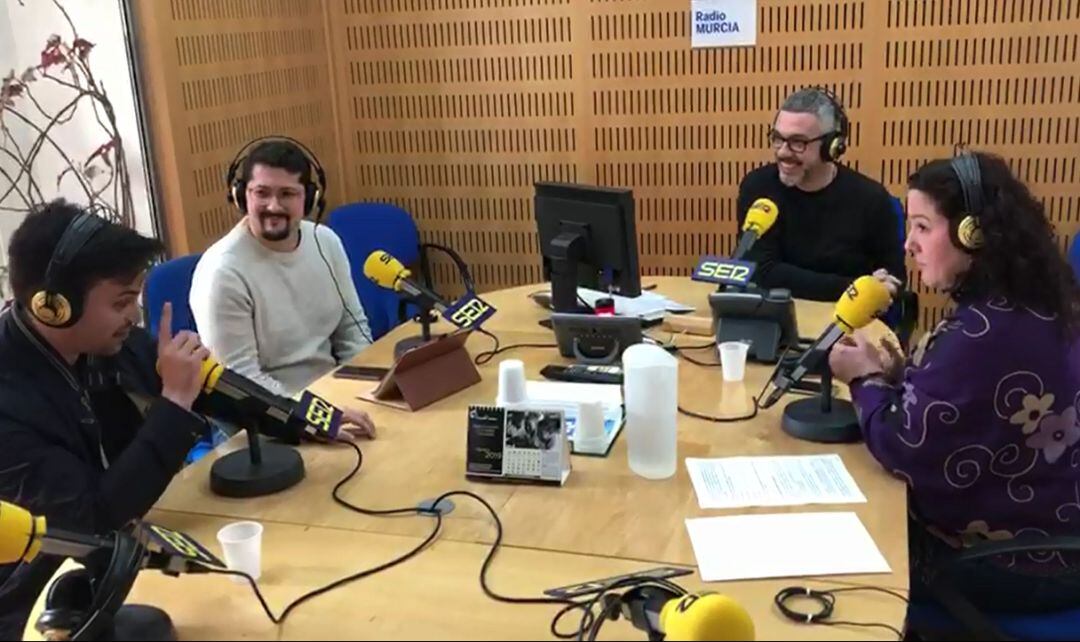 Rubén González; José Antonio Sánchez, Paco Sánchez y Maica Sánchez, en el estudio principal de Radio Murcia