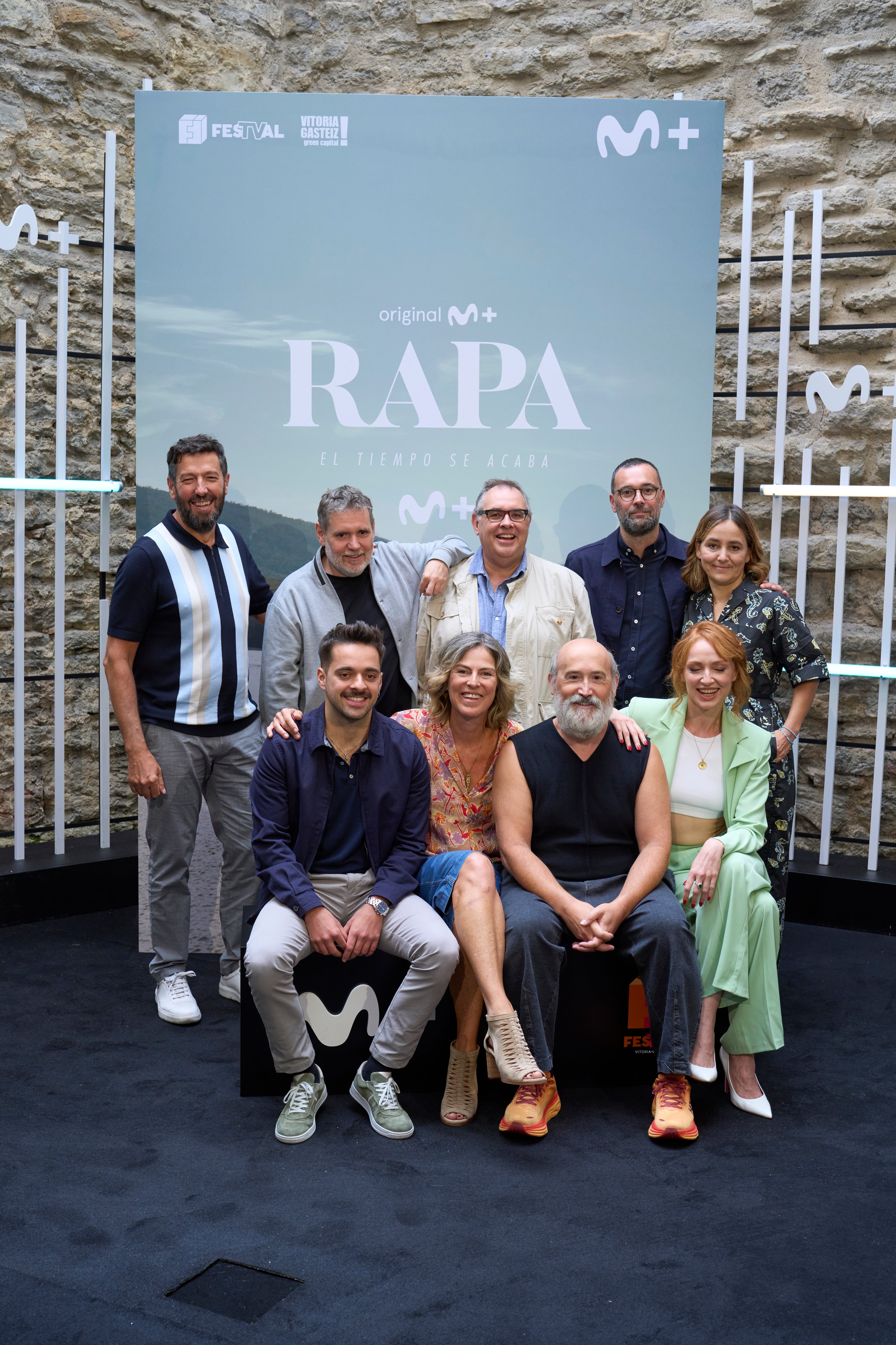 VITORIA, 5/9/2024.- Los creadores y los protagonistas de la serie de Movistar Rapa posan en la presentación de la nueva temporada en el Festival de Televisión que se celebra estos días en Vitoria-Gasteiz (foto: Adrián Ruiz Hierro / EFE)