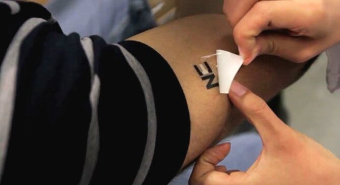 Tatuaje capaz de generar energía por medio del sudor