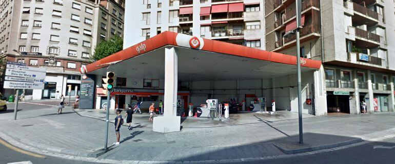 La bezinera de la cruïlla entre el Passeig de Maragall i el Carrer de Sant Antoni Maria Claret