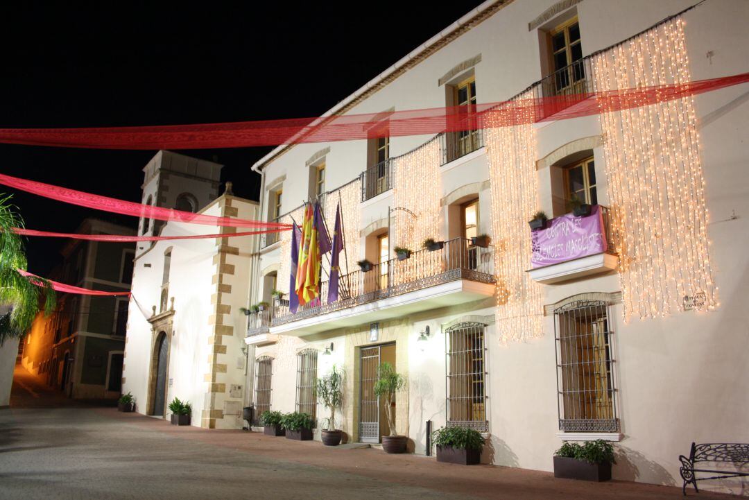 Iluminación navideña en el edificio consistorial de Ondara.