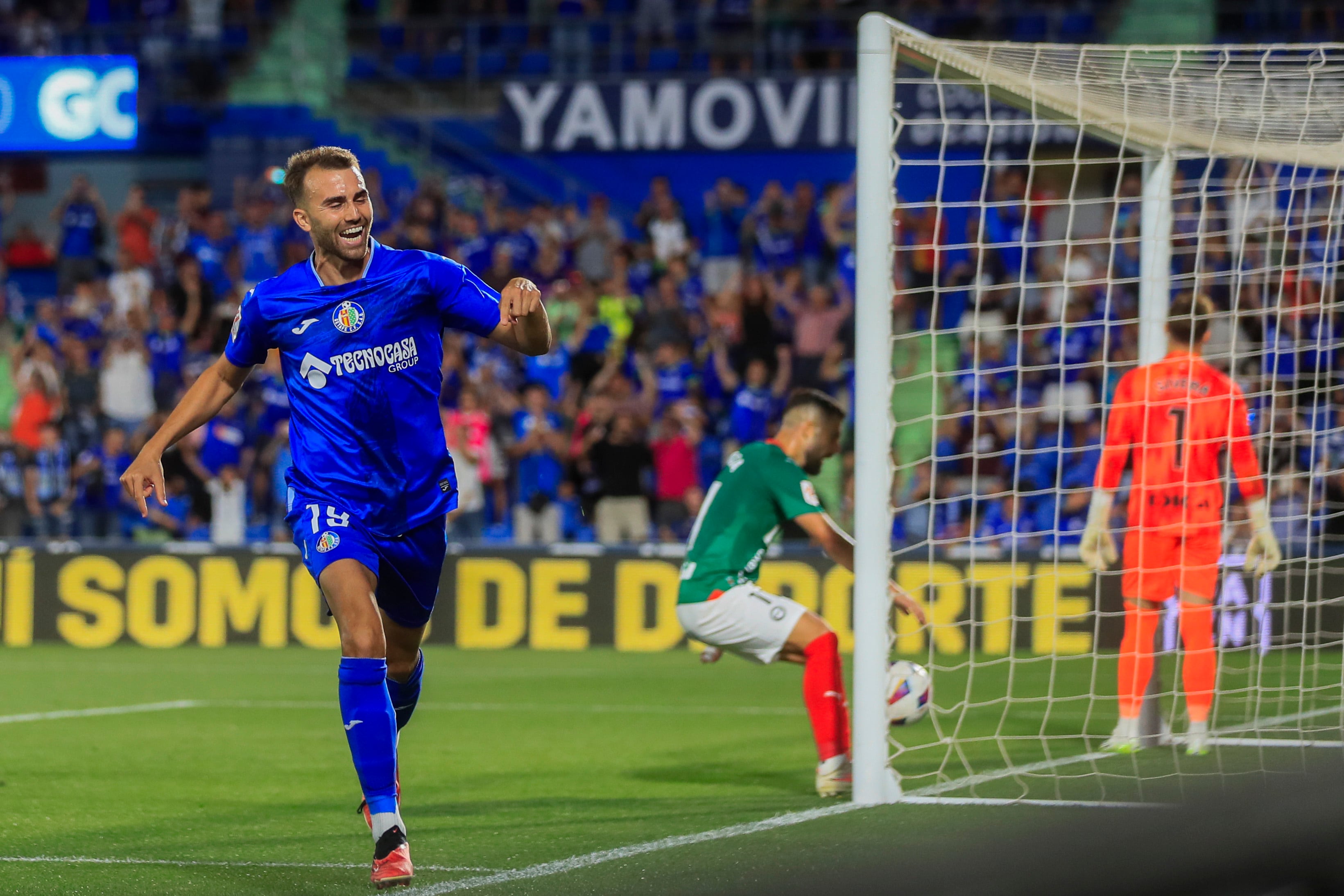 GETAFE (MADRID), 28/08/2023.- El delantero del Getafe Borja Mayoral celebra su gol durante el partido de la tercera jornada de LaLiga que disputan hoy lunes Getafe CF y Deportivo Alavés en el Coliseum Alfonso Pérez, en Getafe (Madrid). EFE/ Fernando Alvarado
