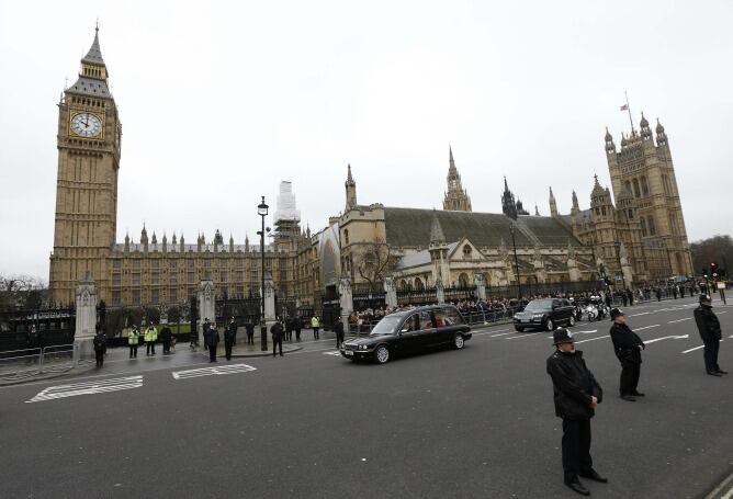 El cortejo funerario de Margaret Thatcher a su paso ante el Parlamento Británico de camino a la catedral de St. Paul