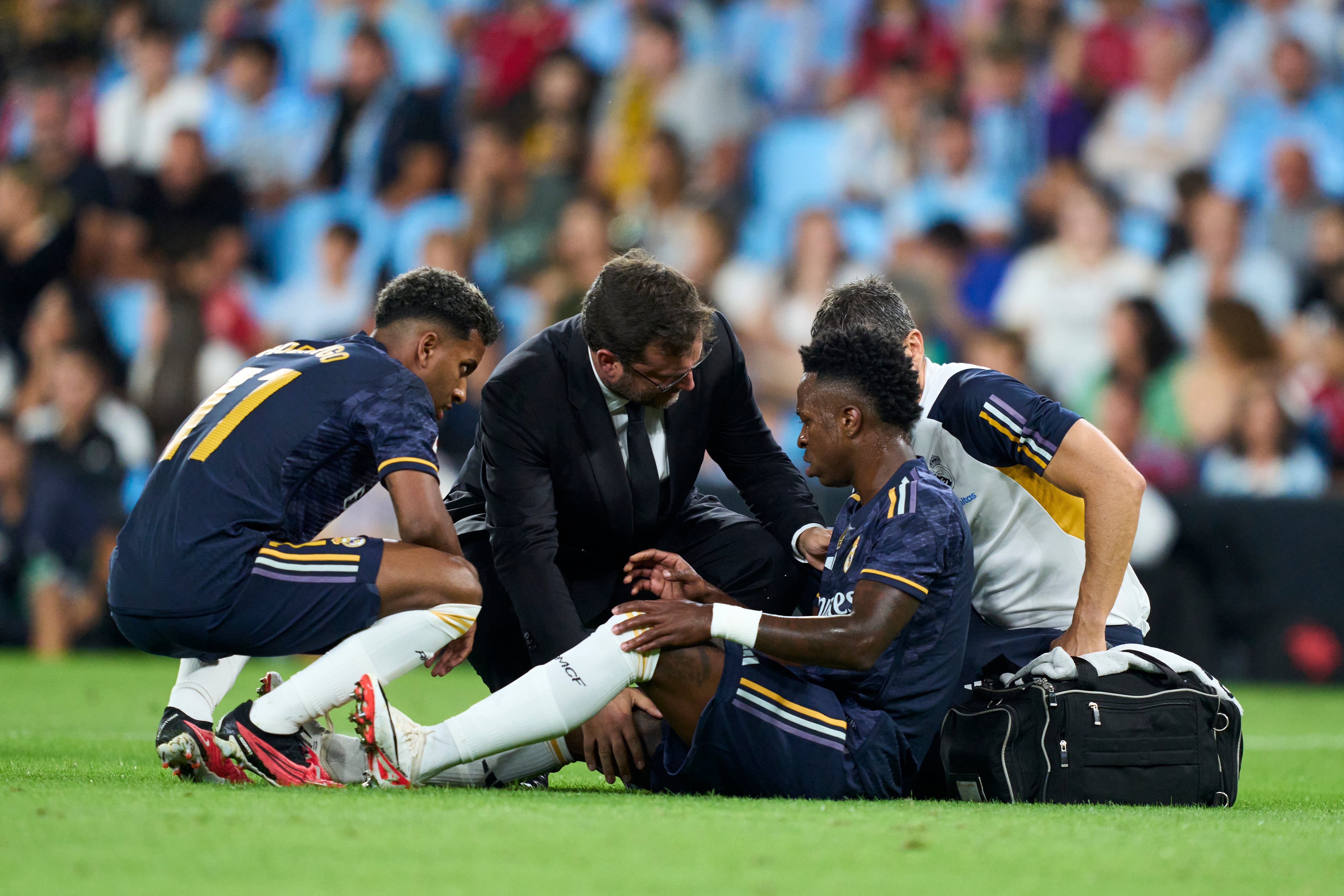 Vinicius cayó lesionado en el Celta - Real Madrid de Balaídos. (Photo by Juan Manuel Serrano Arce/Getty Images)