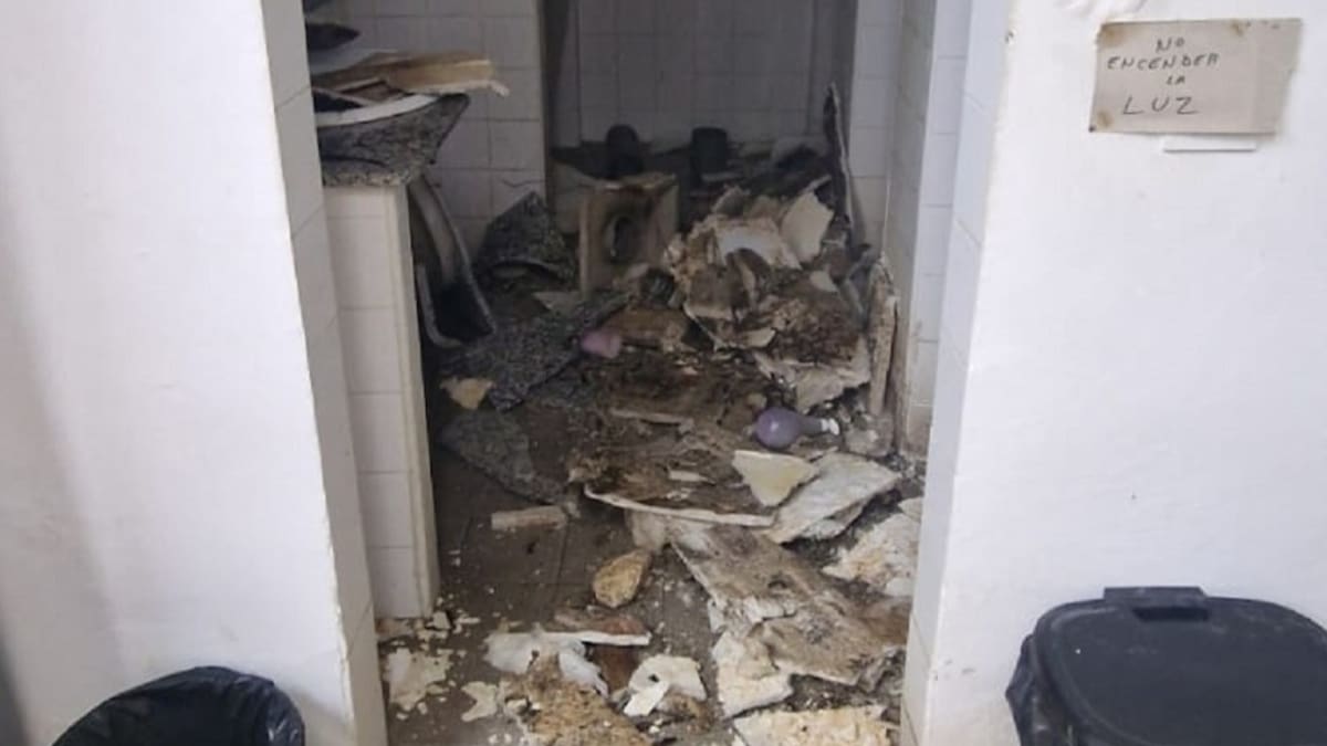 Se desprende el techo de uno de los cuartelillos del servicio de limpieza viaria de Alonso Cano, que será clausurado este jueves