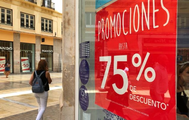 Comercios del centro de Málaga ofrecen rebajas hasta el 75% en parte del material a la venta