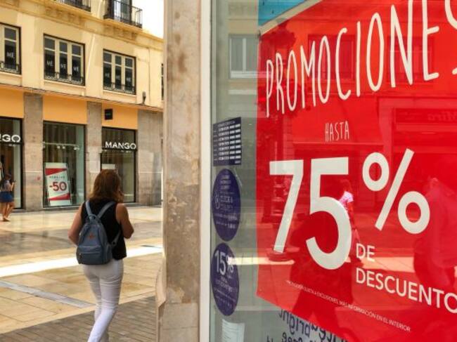 Comercios del centro de Málaga ofrecen rebajas hasta el 75% en parte del material a la venta