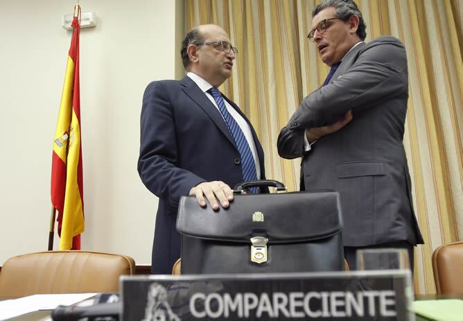 El presidente del Tribunal de Cuentas, Ramón Álvarez de Miranda (i), conversa con el presidente de la Comisión Mixta para las Relaciones con el Tribunal de Cuentas, Ricardo Tarno Blanco (d)