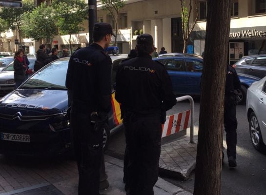 FOTOGALERÍA | Agentes de la Policía Nacional, durante el registro de la vivienda de Rodrigo Rato.