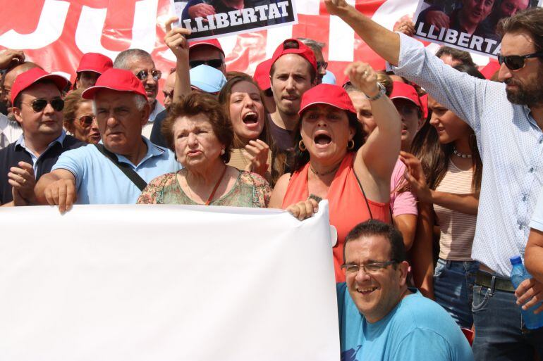 La germana i la mare de Sandro Rossell cridant llibertat minuts abans de la seva arribada a brians 2 el 25 de juliol de 2018. (Horitzontal)