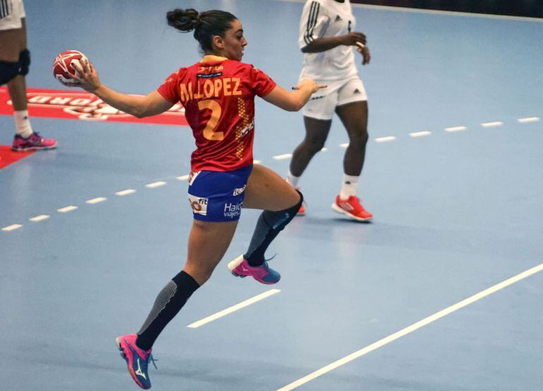 La jugadora de la selección española de balonmano Mrata López atacando la portería de Puerto Rico