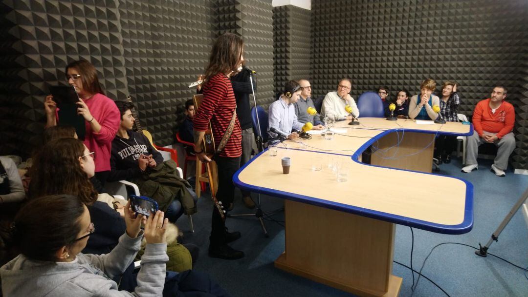 Oyentes y alumnos de cuatro institutos de Úbeda y Baeza en el Estudio María Teresa Ortiz durante el directo de Hoy por Hoy