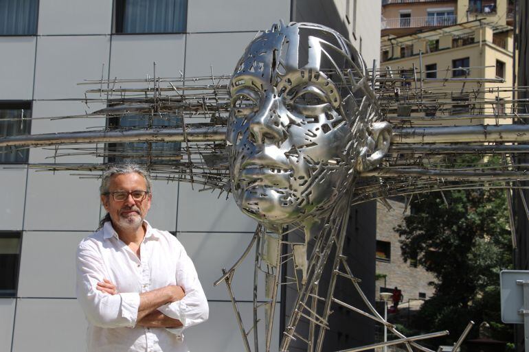 L'artista Jordi Díez Fernández amb un dels caps que representen la mirada eterna.