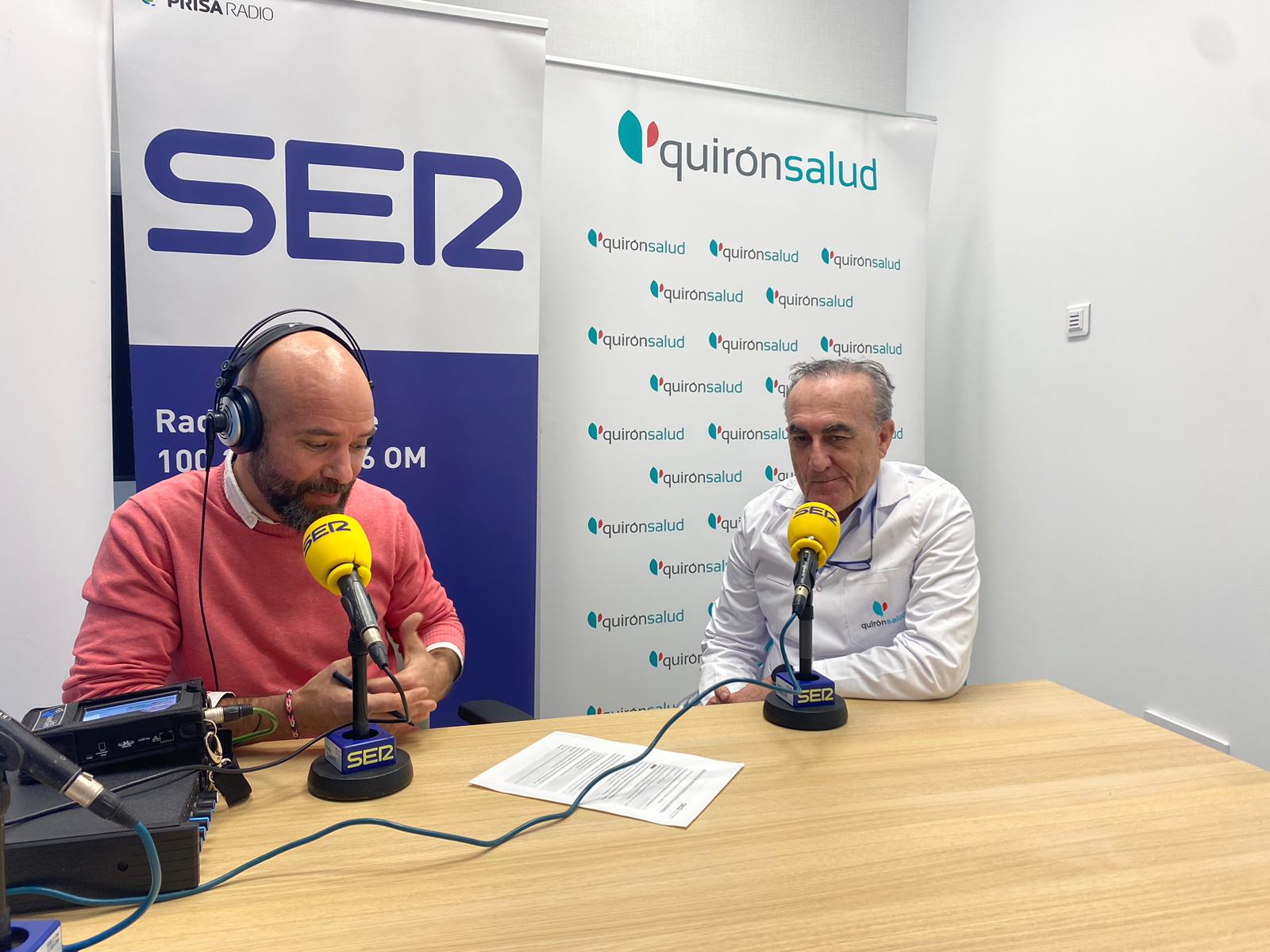 El cirujano Esteban Sarmentero, junto al periodista Kiko Aznar