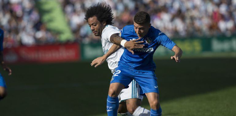  El defensa brasileño del Real Madrid Marcelo Vieira (i) disputa un balón con el centrocampista del Getafe Francisco Portillo (d) 