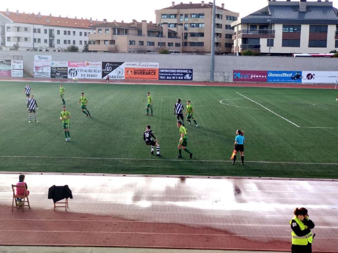 Lance del juego ante el Haro Deportivo.