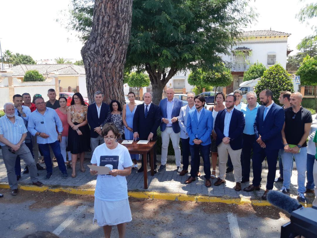 Dirigentes políticos del Campo de Gibraltar y Malaga, durante la lectura de un manifiesto en Ronda.