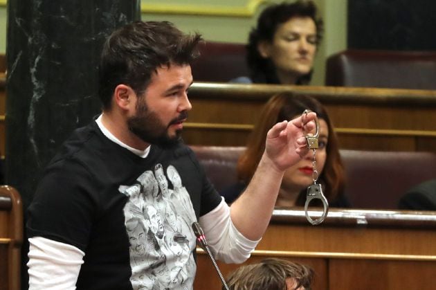 El diputado de ERC Gabriel Rufián, muestra unas esposas en la sesión de control al Gobierno hoy en el Congreso de los Diputados