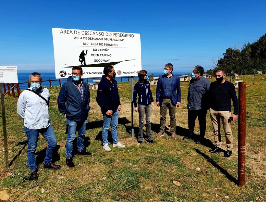 La directora de Turismo de Galicia, Nava Castro (centro), en la inauguración del área de descanso del peregrino en A Guarda.