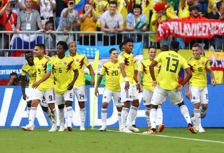 Los jugadores colombianos celebran el gol de Yerry Mina