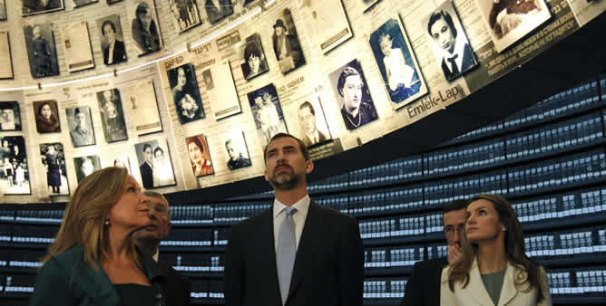 Los príncipes de Asturias junto a Trinidad Jiménez durante su visita en el Museo de las víctimas del Holocausto de Jerusalén