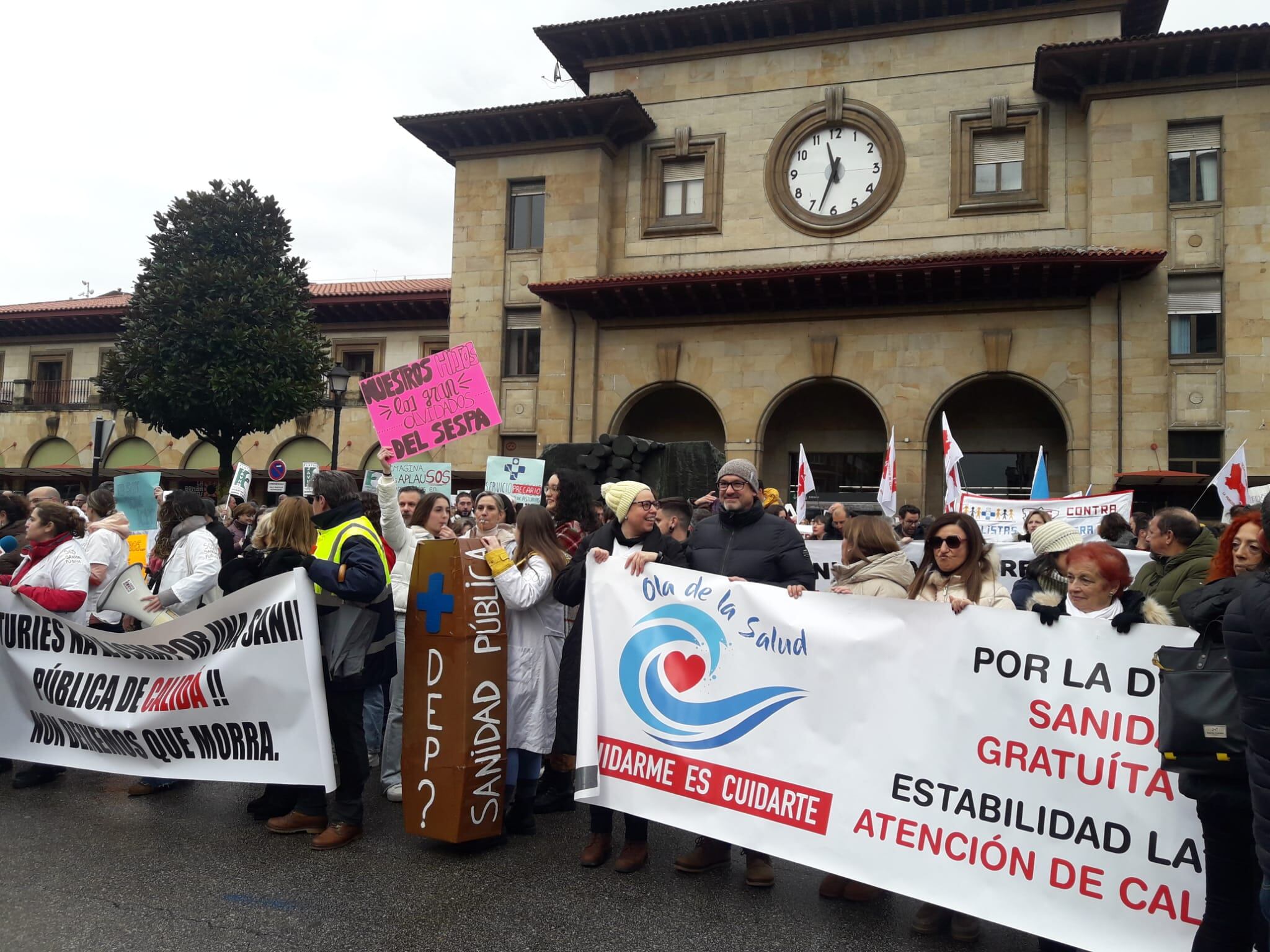 A la marcha, que partía desde la estación de tren, se han ido sumando sanitarios y usuarios