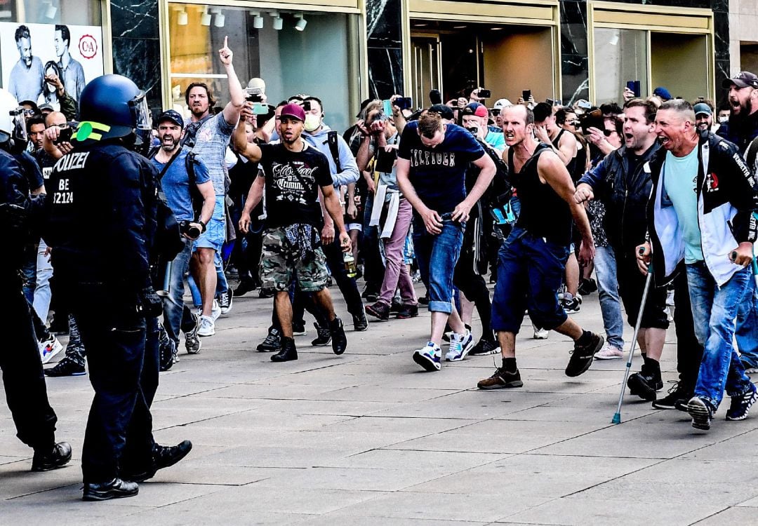 Los manifestantes de derecha atacan a los agentes de policía durante una reunión en la plaza Alexanderplatz en Berlín, Alemania, el 9 de mayo de 2020