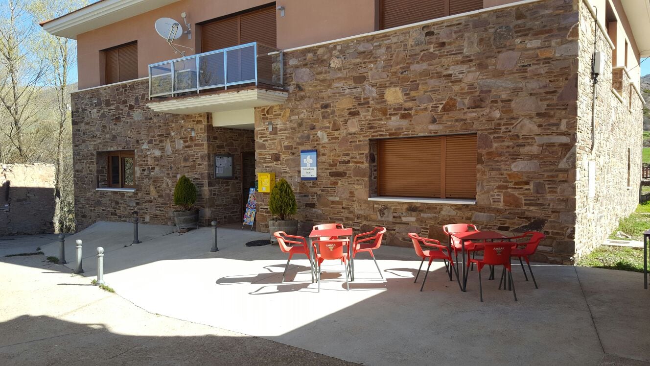 Bar de Beratón y vivienda donde se instalará la familia que ha llegado al pueblo