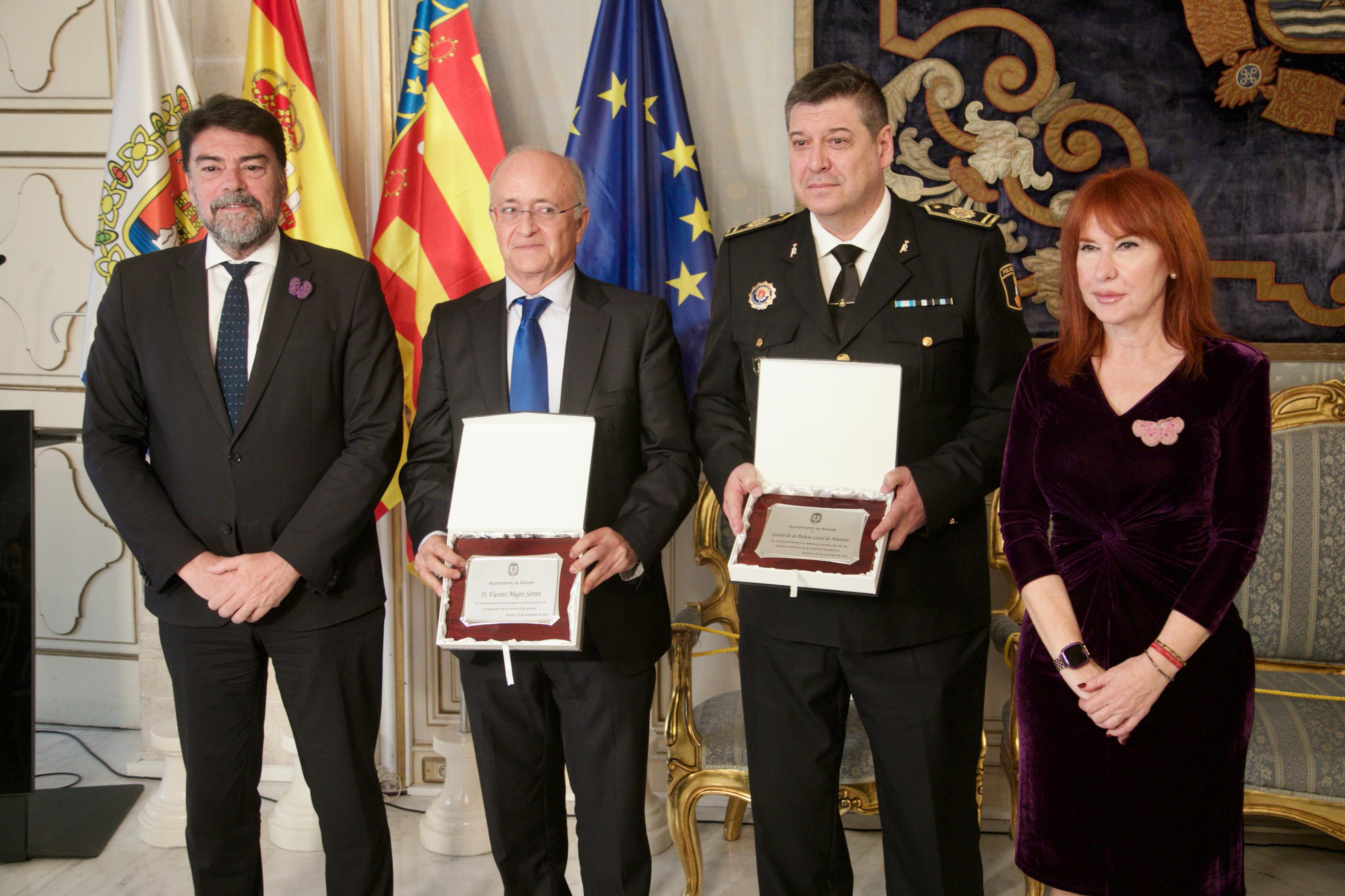 Vicente Magro recibe el reconocimiento del Ayuntamiento de Alicante en el 25N junto con la unidad GAVID de la Policía Local