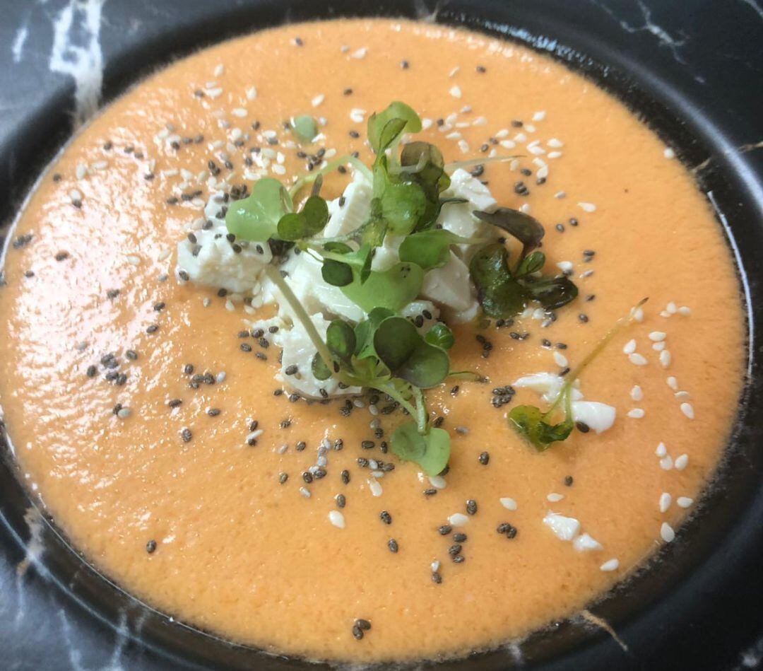 Gazpacho con tofu, chía y sésamo