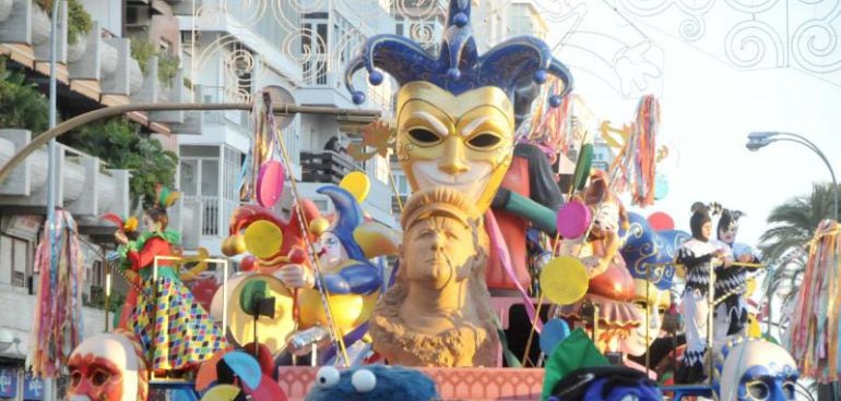 La cabalgata del carnaval de Cádiz en las calles gaditanas