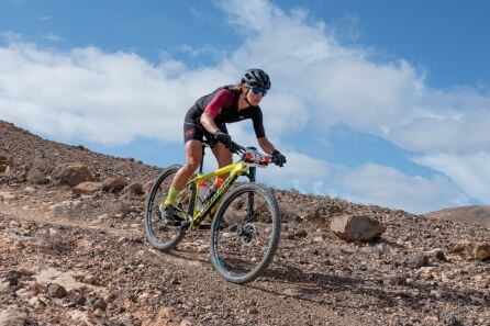 Tessa Kortekaas en plena carrera de MTB.