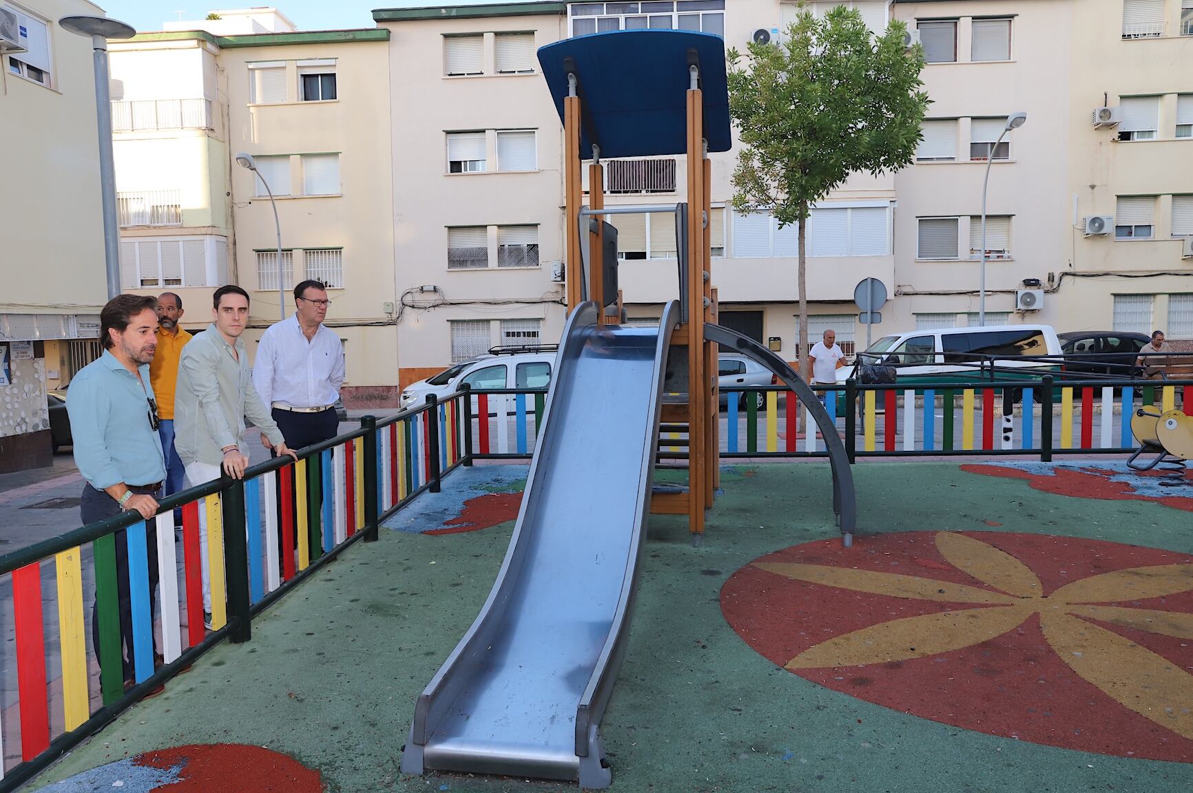 Jaime Espinar durante su visita al parque infantil