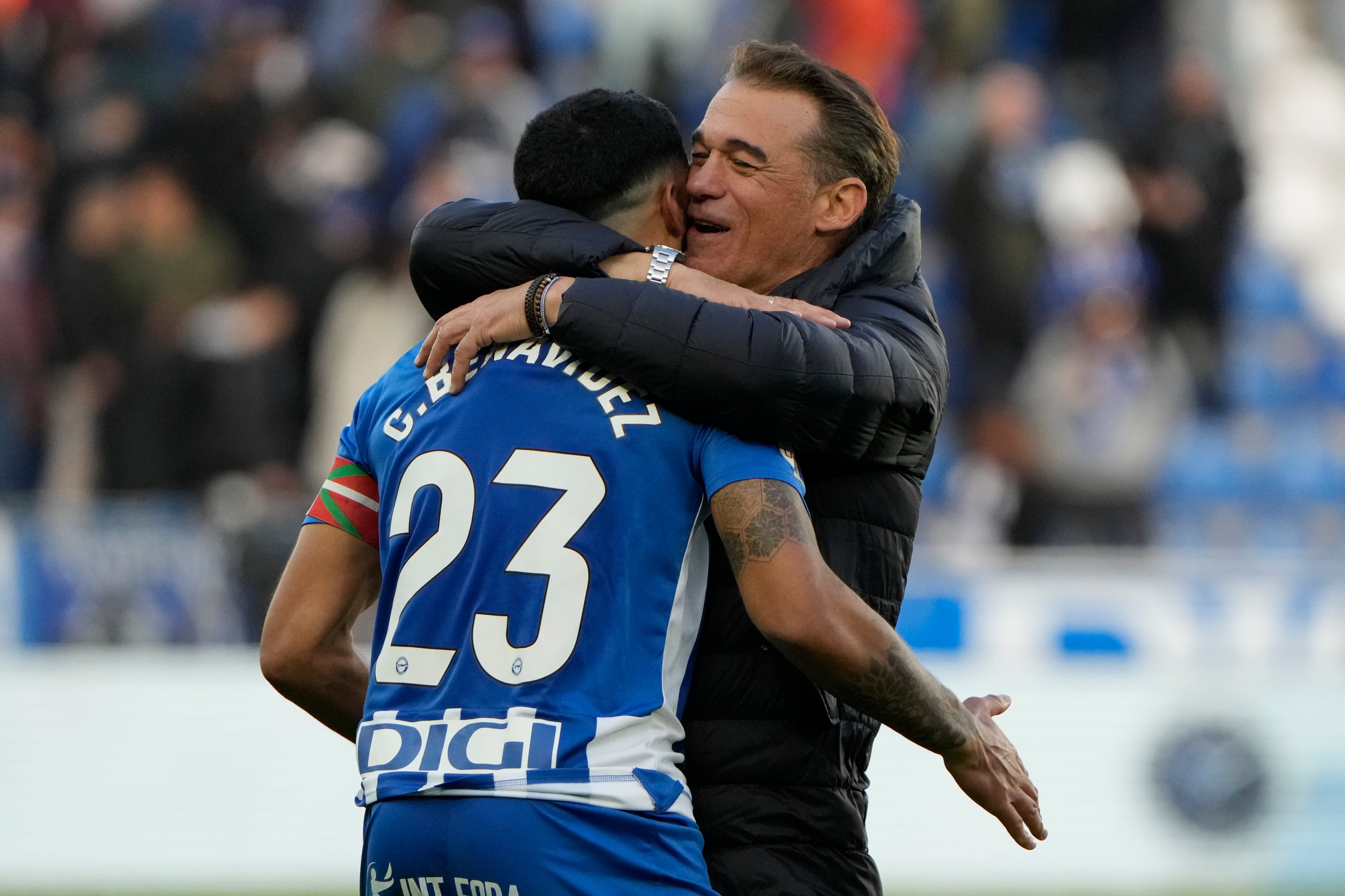 Luis García Plaza celebra la victoria con Carlos Benavidez tras el partido de la jornada 32 en Primera División que Deportivo Alavés y Atlético de Madrid disputaron en el estadio de Mendizorrotza.