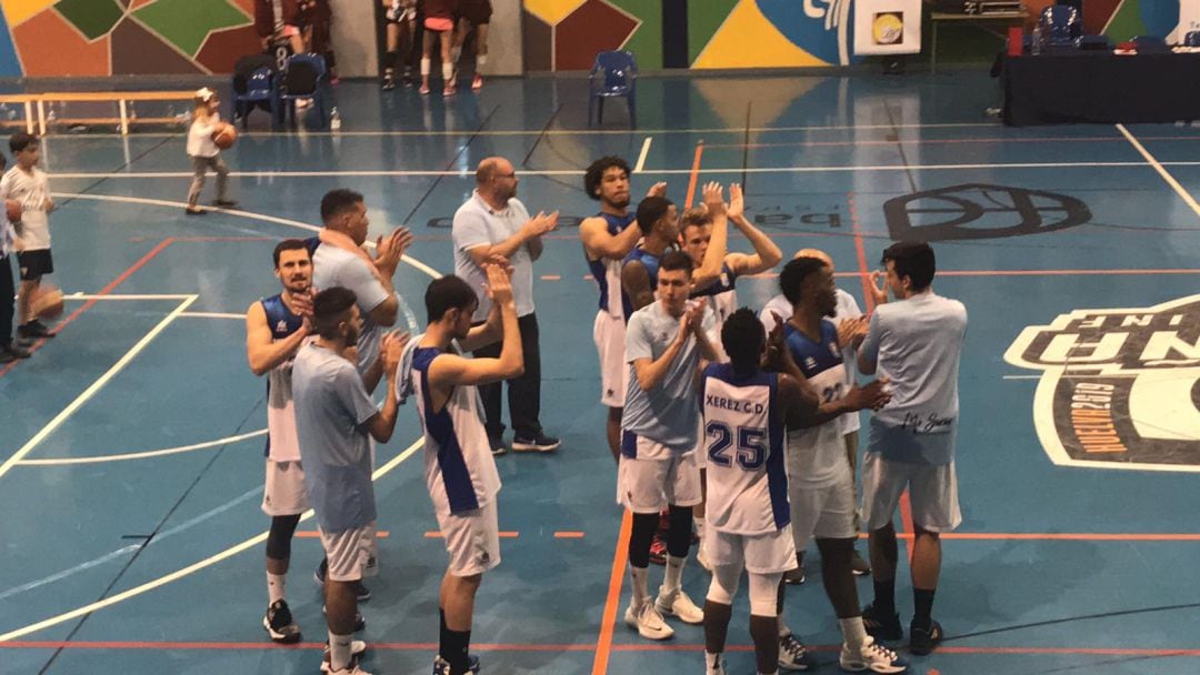 Jugadores del Baloncesto Xerez CD saludando desde la cancha al finalizar el partido 