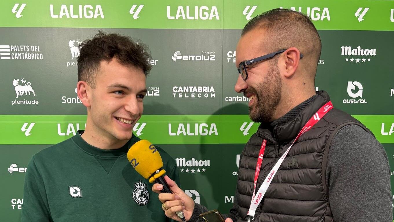 Iñigo Vicente, atendiendo a la Cadena SER.