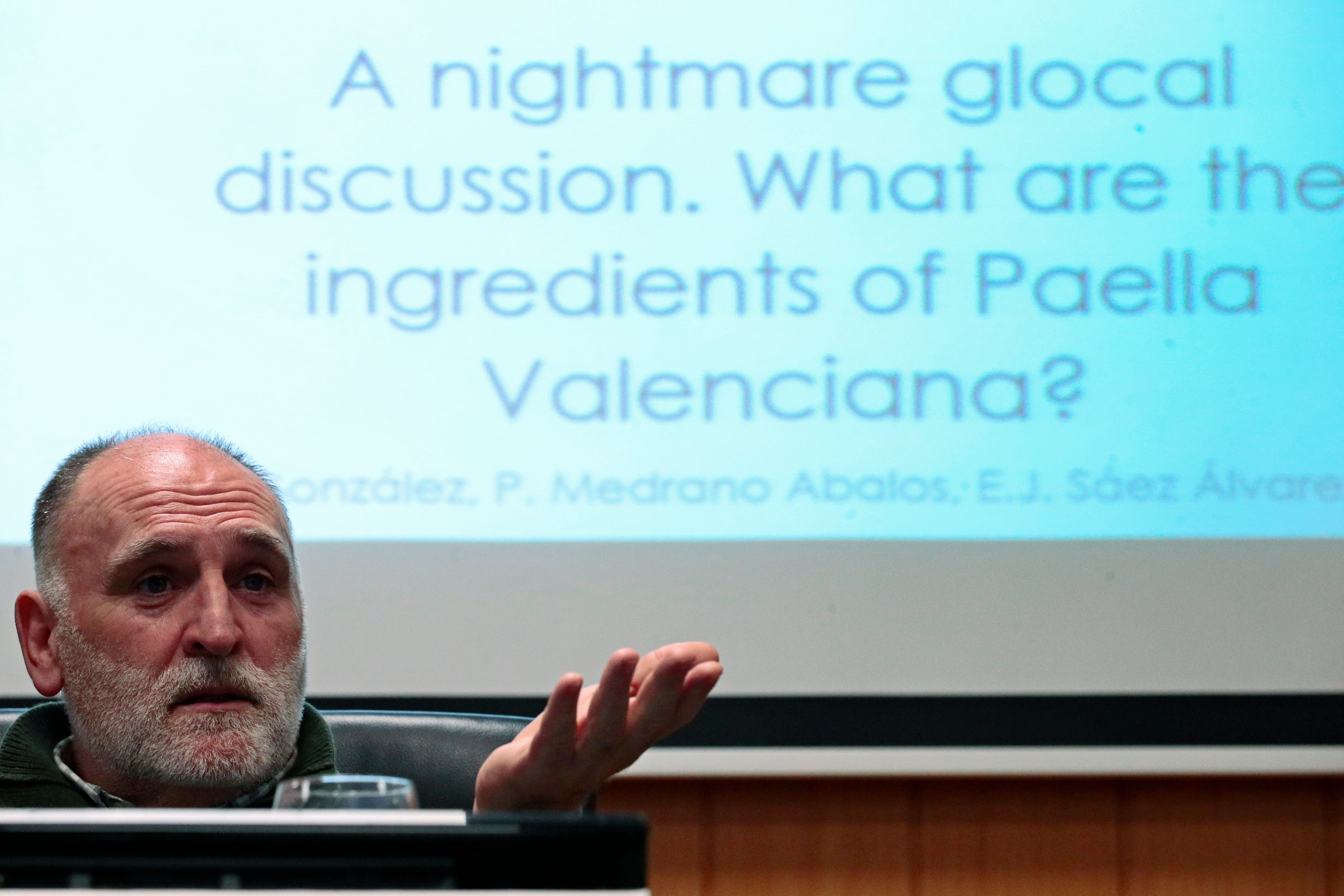 El cocinero José Andrés participa en la presentación de un estudio de investigadores de la Universidad Católica de Valencia que confirma científicamente los diez ingredientes esenciales de la auténtica paella valenciana. EFE/Ana Escobar