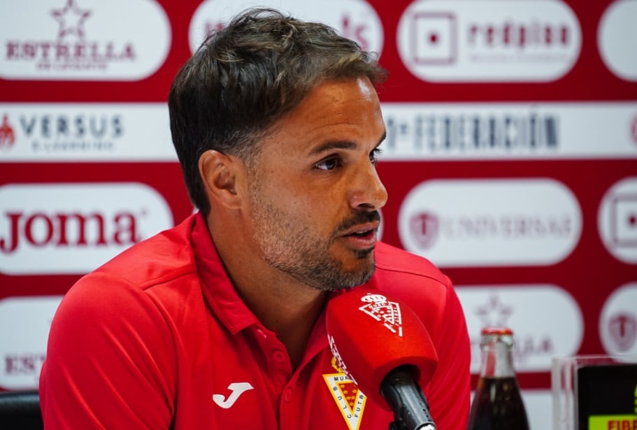 Pedro León en la sala de prensa del Enrique Roca