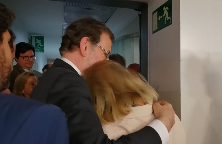 Mariano Rajoy se abraza a Mercedes Fernández, del PP asturiano.