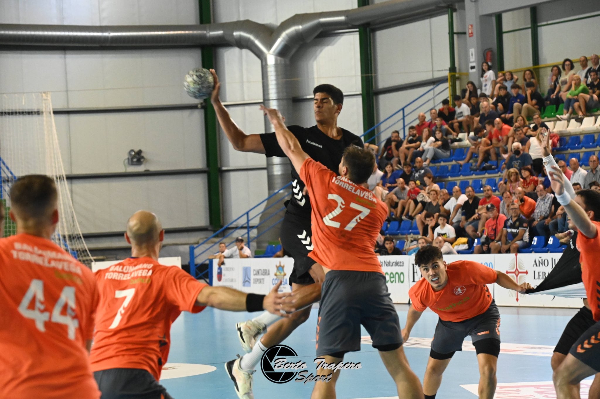 Leo Alonso (Sinfín) y Fabri Casanova (Torrelavega), durante el amistoso en el Torneo de Laredo