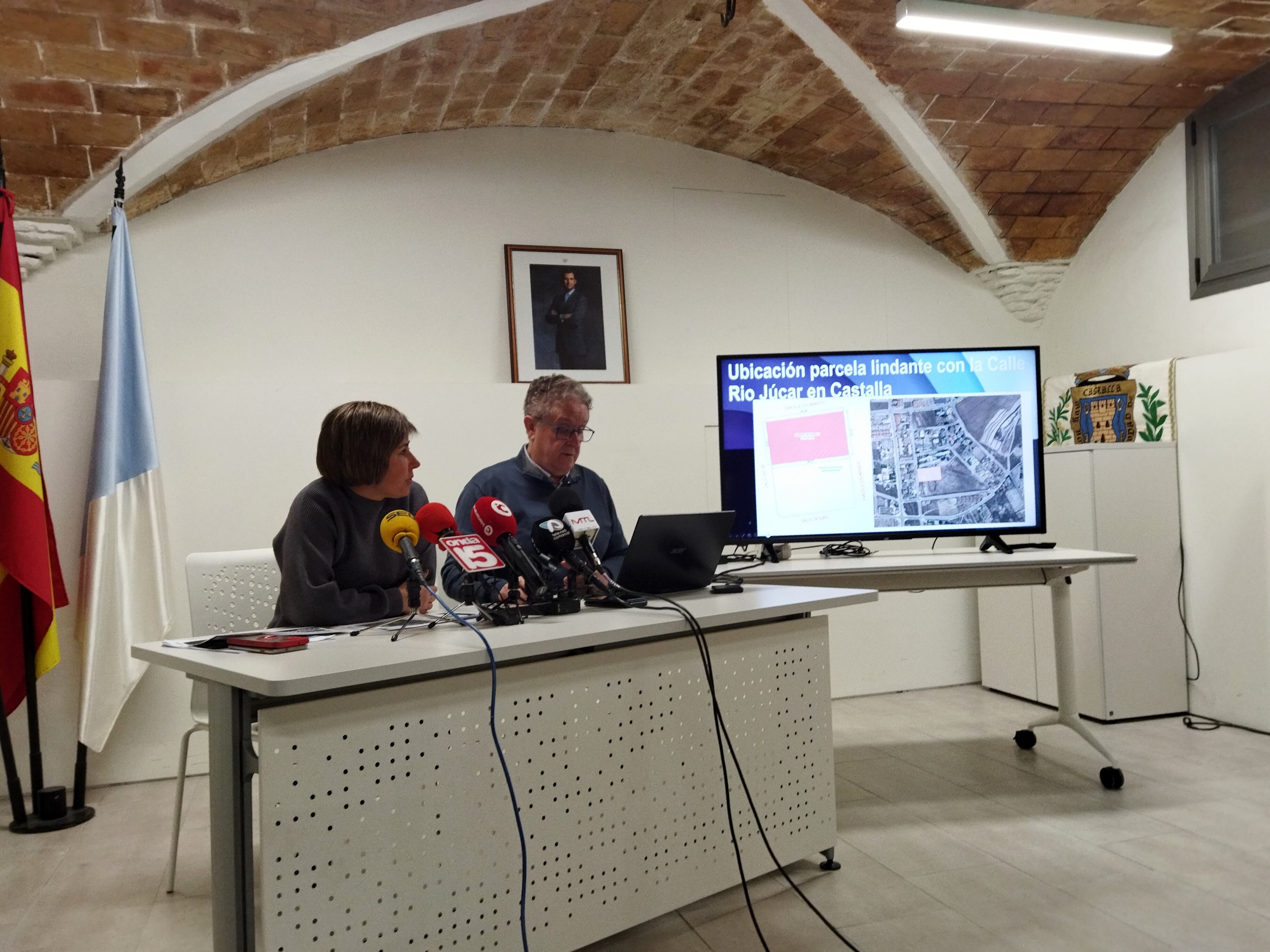 Maite Gimeno, edil de Servicios Sociales, y Antonio Bernabeu, alcalde de Castalla, presentando el anteproyecto de la residencia para personas mayores y el centro de día.