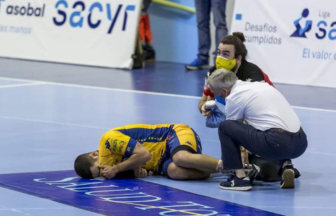 El central madrileño Nico López se duele de su tobillo lesionado ante Valladolid.