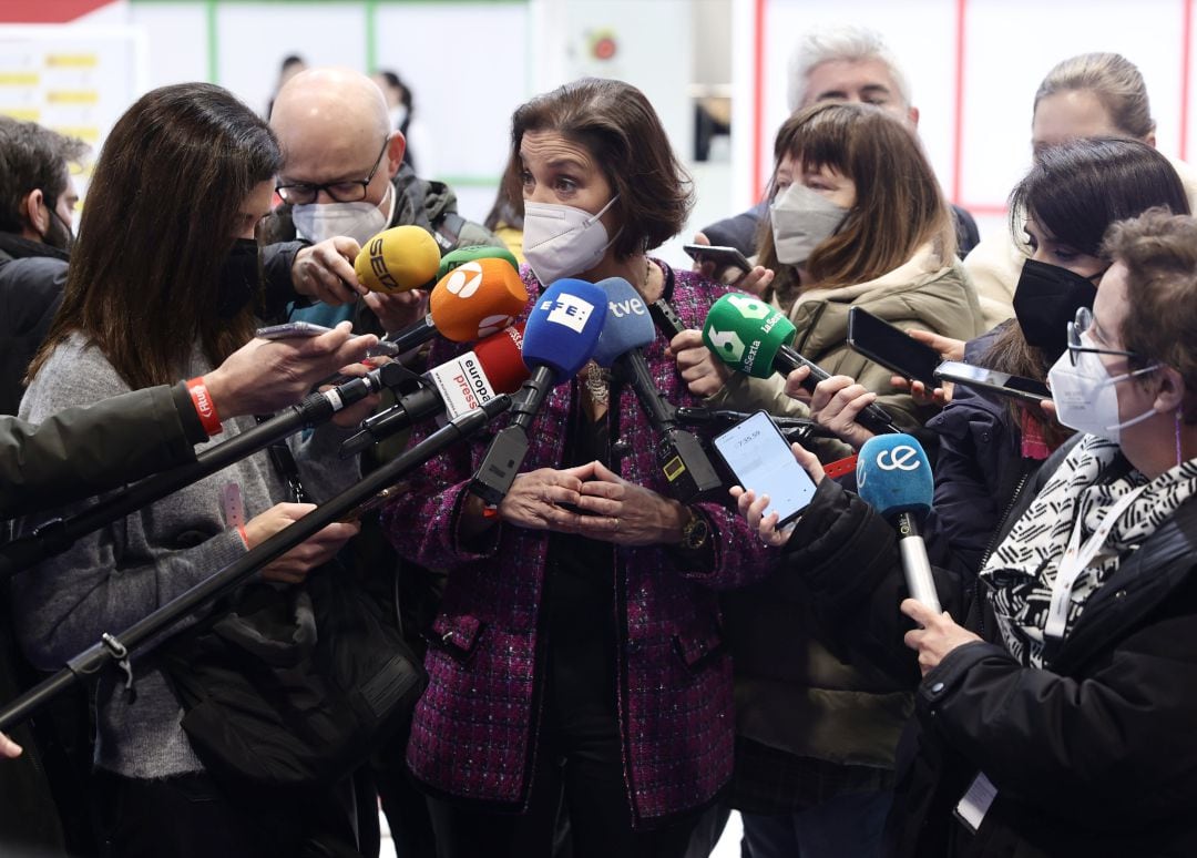 La ministra Reyes Maroto atiende a los medios minutos antes de la inauguración oficial de Fitur 2022.