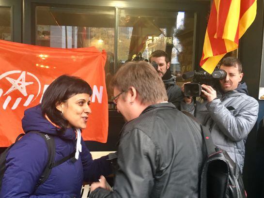 Anna Gabriel y Xavi Domenech hablan a las puertas de la Audiencia Nacional, donde protestan contra las detenciones