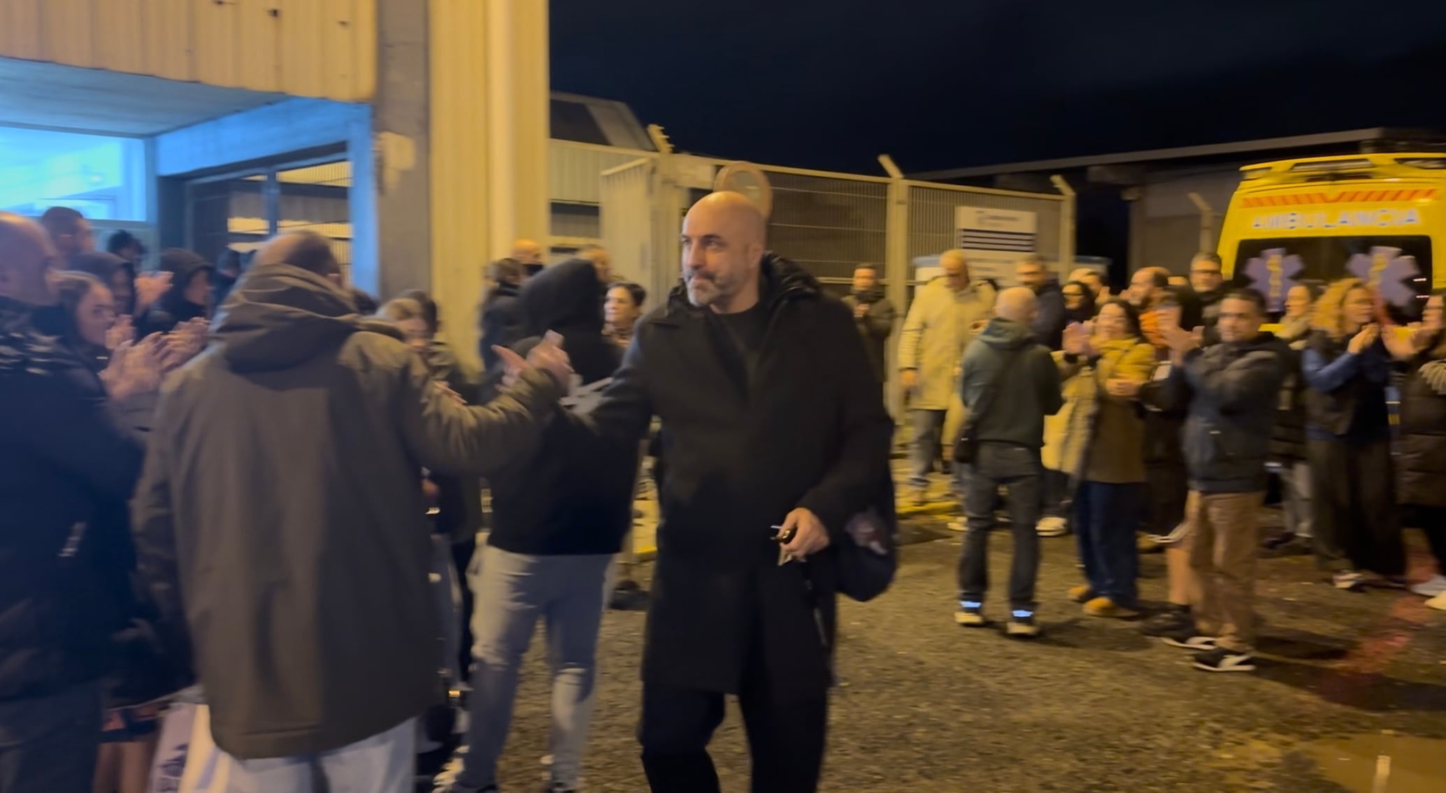 Lino López fue despedido con aplausos a su salida de A Malata (foto: Cadena SER)